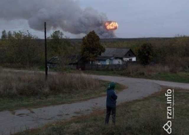 Страшные взрывы на складе боеприпасов в России попали на видео