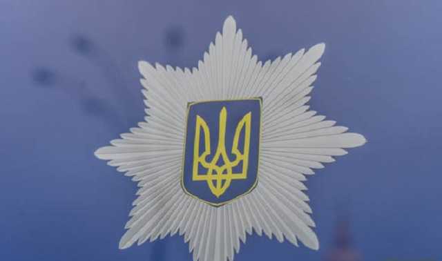 Забрали карту у умершего и тратили средства: двух полицейских подозревают в ряде преступлений