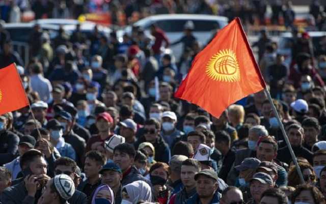 Президент и премьер Кыргызстана скрываются, в стране перекрыли границы