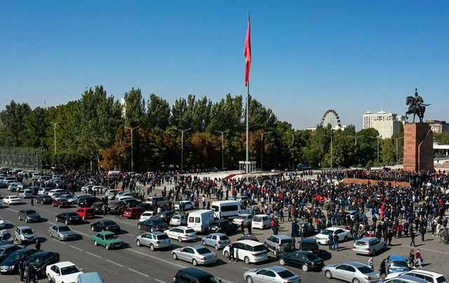 В Бишкеке ввели ЧП, а бывший президент Кыргызстана объявил о "третьей революции"