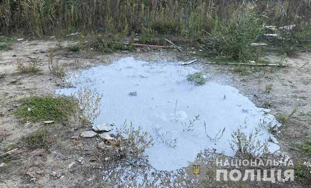 На Полтавщине грузовик сливали отходы в поле