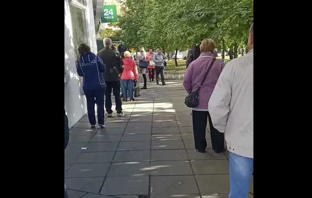 Белорусы массово начали снимать наличные на фоне заявления киберпартизан