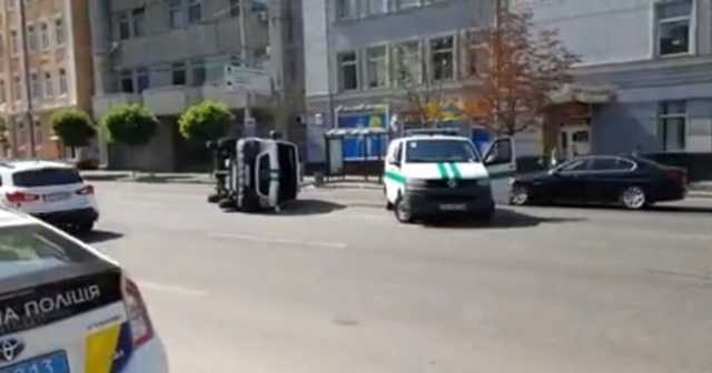 В центре Киева перевернулся микроавтобус