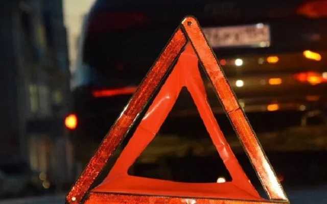 В Киеве мужчина прыгнул с отбойника на автомобиль