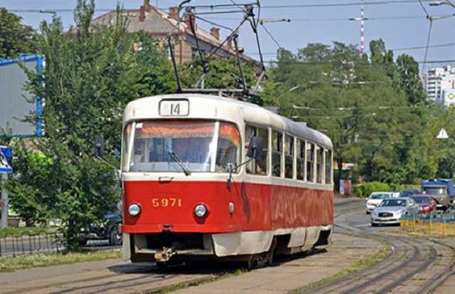 В Киеве подростки устроили погром в трамвае: полицию встречали матами