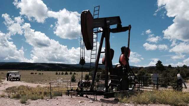 Мировые цены на нефть в понедельник продолжили падение в ожидании роста предложения