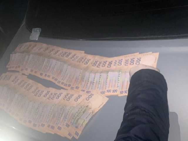 В Запорожской области полицейский за взятки помогал торговать коноплей