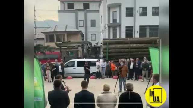 На Закарпатье во время выступления главы ОГА рядом проехал нагруженный кругляком лесовоз