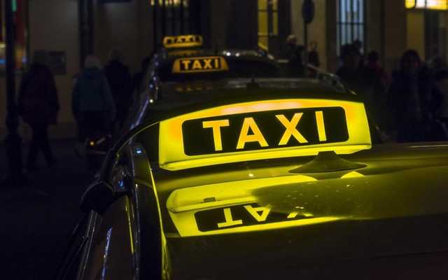 В России такси на скорости вылетело с трассы и рухнуло в реку