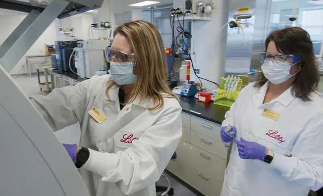 Компания, которую рекламировал Трамп, остановила испытания лекарства от COVID-19