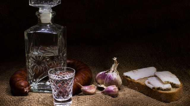 Украинцам хотят разрешить гнать самогон при наличии коровы