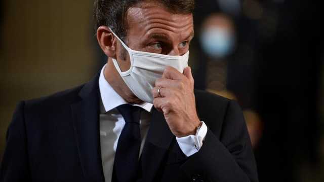 Макрон заявил о введении во Франции комендантского часа