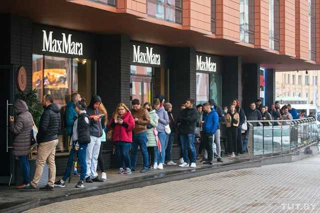 В Минске у магазина жертвы карателей Лукашенко несколько дней выстраиваются очереди