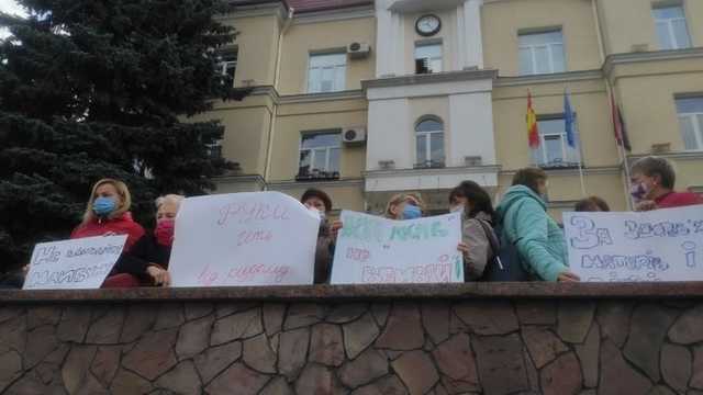 Медики в Луцьку протестують проти перетворення пологового будинку на коронавірусний госпіталь