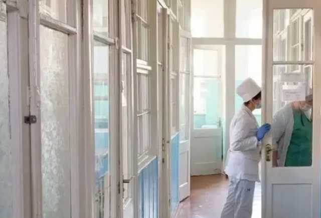 В Николаеве врачам для защиты от COVID-19 выдали строительные очки и непригодные халаты