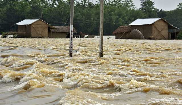 Часть Индии ушла под воду из-за мощного наводнения: много погибших