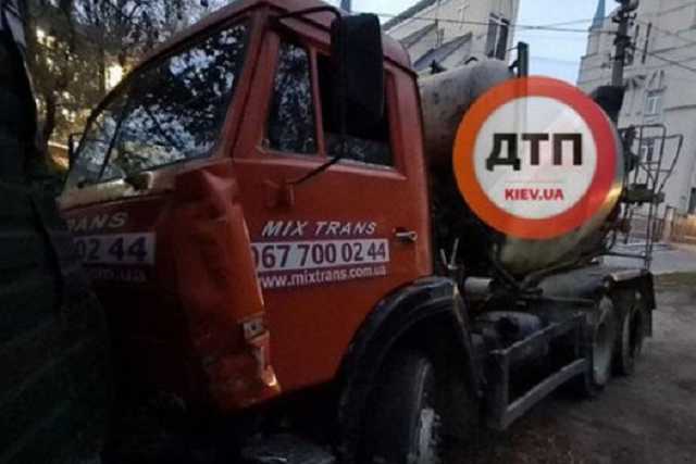 Масштабное ДТП на Подоле: появилось видео "атаки" неуправляемой бетономешалки