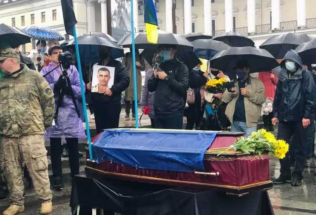 В Киеве попрощались с ветераном ООС Микитенко, совершившим самосожжение на Майдане