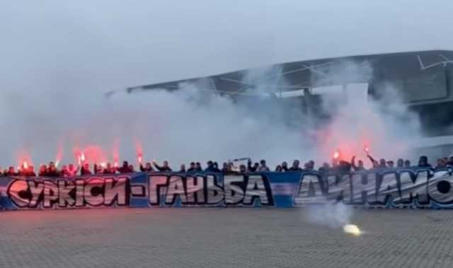 “Суркіси – ганьба Динамо”: ультрас WBC провели вогняну акцію протесту
