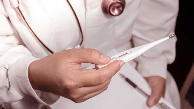 Врач рассказал, как лечиться от коронавируса дома