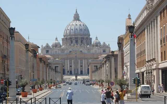 В резиденции Папы Римского обнаружен коронавирус