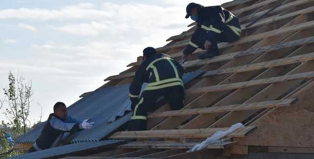 Украиной пронесся шквал с ливнем: спасатели показали последствия