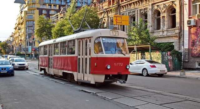 В Киеве школьники устроили опасное развлечение на трамвае