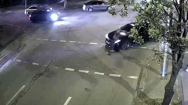 Появилось видео, как в Киеве Toyota снесла женщину на пешеходном переходе