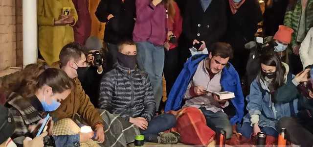 Киевляне под судом устроили массовое чтение запрещенной книги "Дело Василия Стуса"