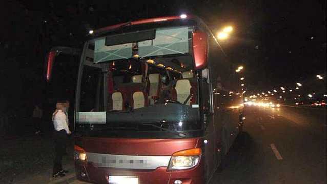 В Киеве пьяный мужчина подрезал ножом двух пассажиров автобуса