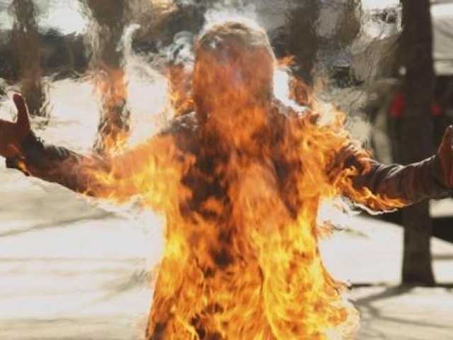 Возле Офиса президента мужчина попытался сжечь себя