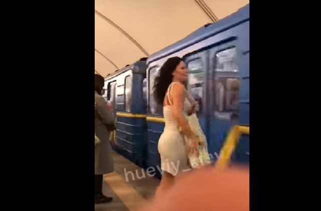 Полураздетая пассажирка устроила странные танцы в столичном метро