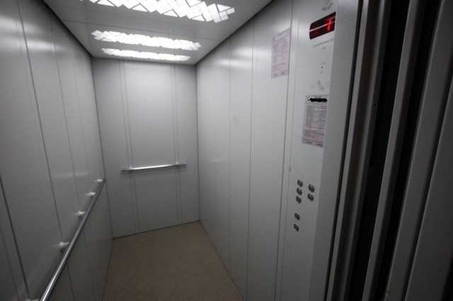 В киевской многоэтажке оборвался лифт с пассажиром внутри