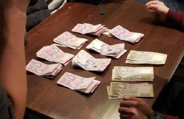 Киевского чиновника с посредником задержали на взятке за переоформление автомобиля