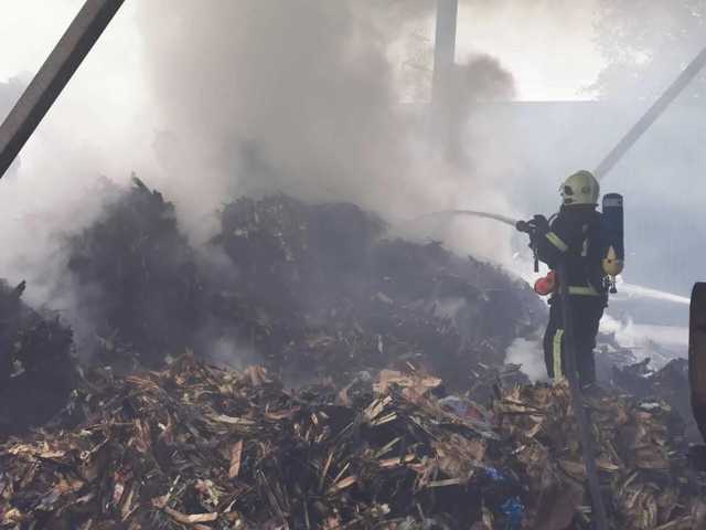 Под Киевом вспыхнуло предприятие по переработке химикатов