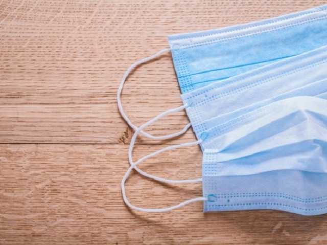 Россияне ринулись скупать маски: спрос превысил апрельский в 6 раз