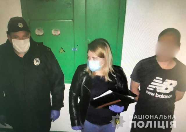 На Прикарпатье пьяный мужчина открыл стрельбу с балкона