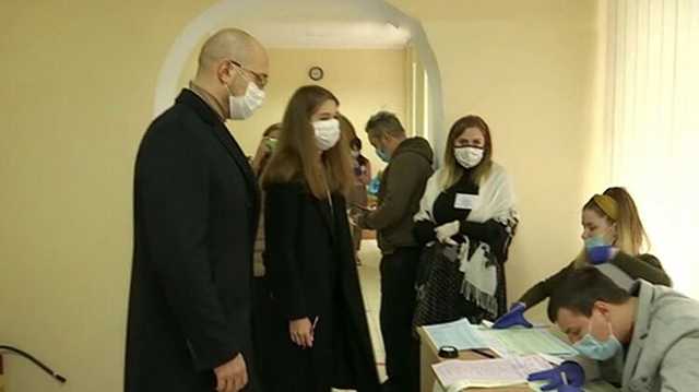 Премьер-министр Шмыгаль проголосовал во Львове и рассказал об опросе Зе