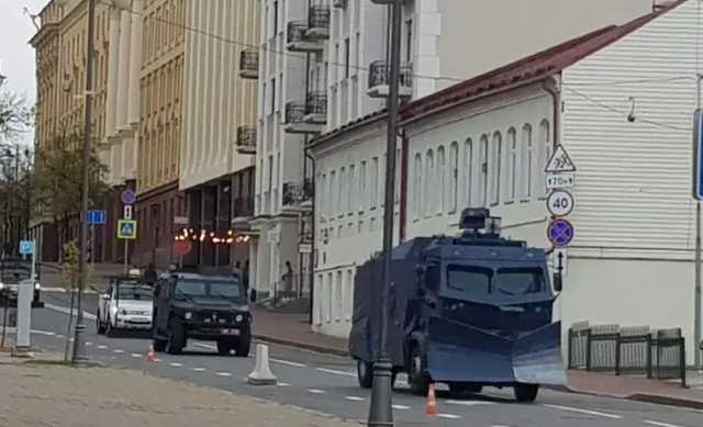 В Минске отключили интернет, стягивают спецназ и военную технику