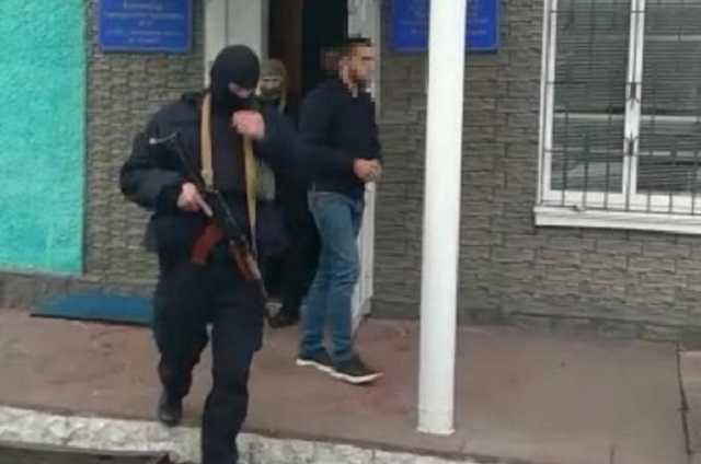 На Тернопільщині чоловік побив поліцейського на виборчій дільниці та втік