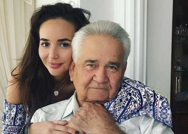 Маша Фокина вступилась за дедушку и посоветовала СМИ "подбирать слова"