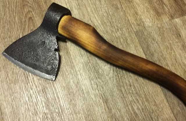 В Чехии 87-летняя женщина ограбила ресторан, сломав окно топором