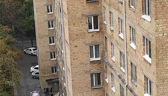 Трагедия на жилмассиве в Киеве: женщина выпала из окна многоэтажки