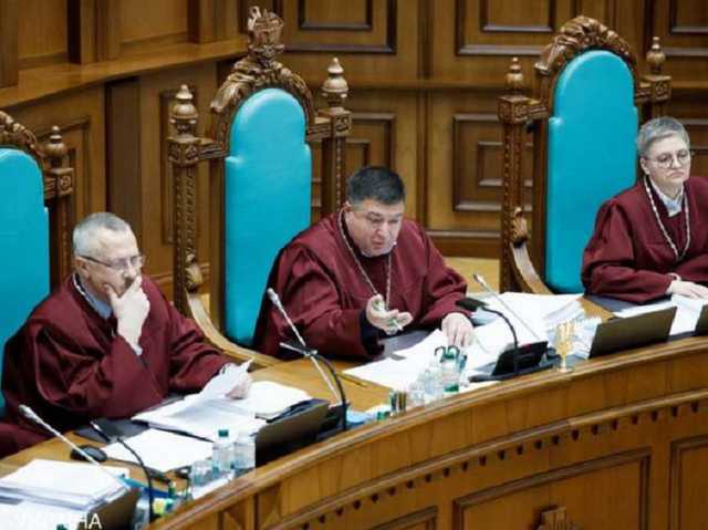 У Зеленского задумались о замене судей КС