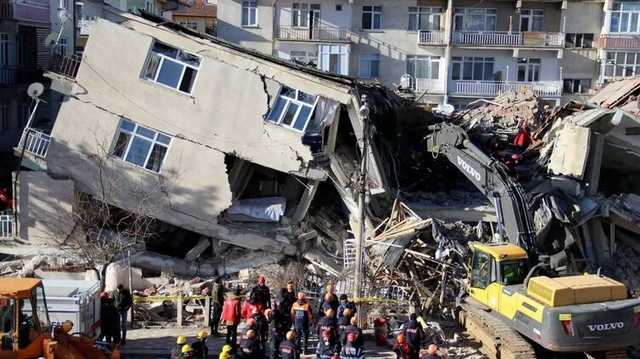 При землетрясении в турецком Измире погибли не менее четырех человек