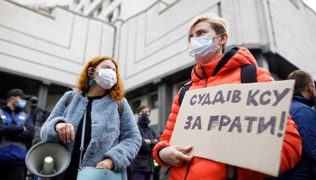 Решение КСУ: в "Слуге народа" назвали три пути выхода из кризиса