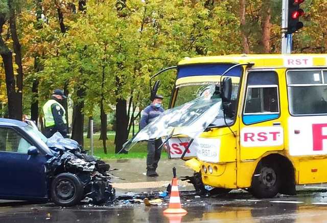 В Києві сталося ДТП з маршруткою, є постраждалі