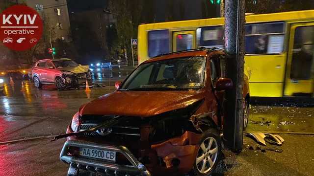 В Киеве авто вылетело на тротуар и сбило 16-летнего парня