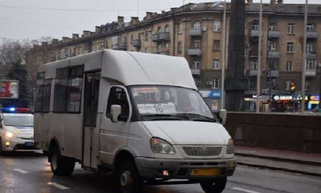 В Николаеве полицейские бесцеремонно вытолкали из маршрутки пассажира без маски