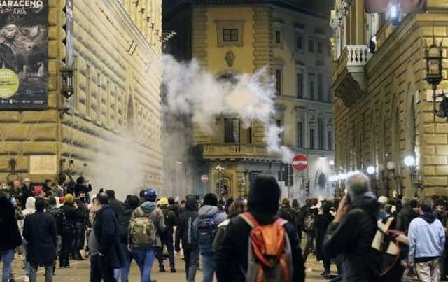 Во Флоренции прошли протесты против карантина, полиция задержала 20 участников